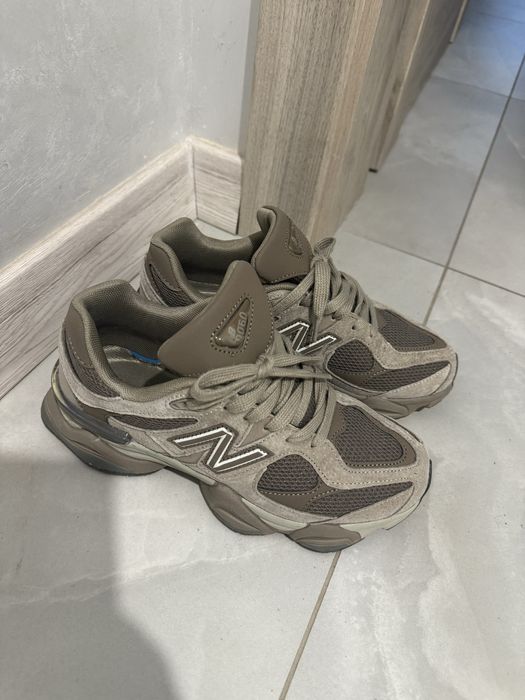 Шкіряні кросівки жіночі