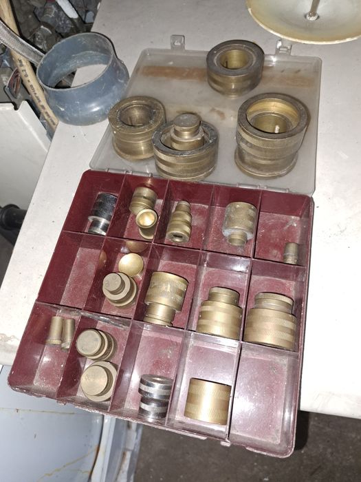 Máquina de bordar e caldeira de passar a ferro