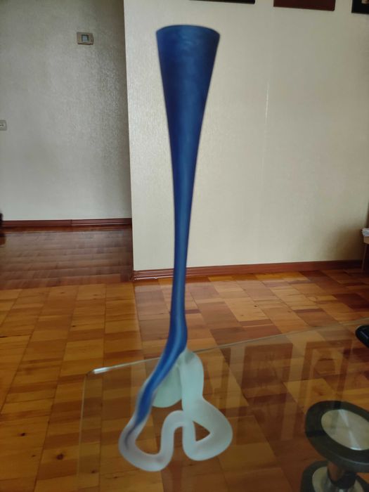 Продається ваза. Скло синє, дизайнерська робота. Нова.