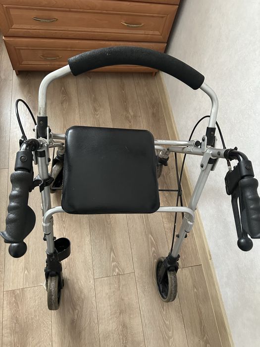 Ходунки ролатор з сідушкою