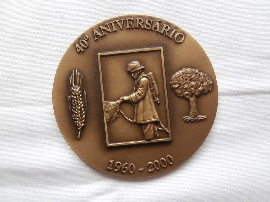 Várias medalhas de bombeiros