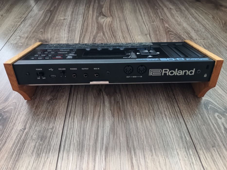 Roland D-05 - jak nowy + gratisy