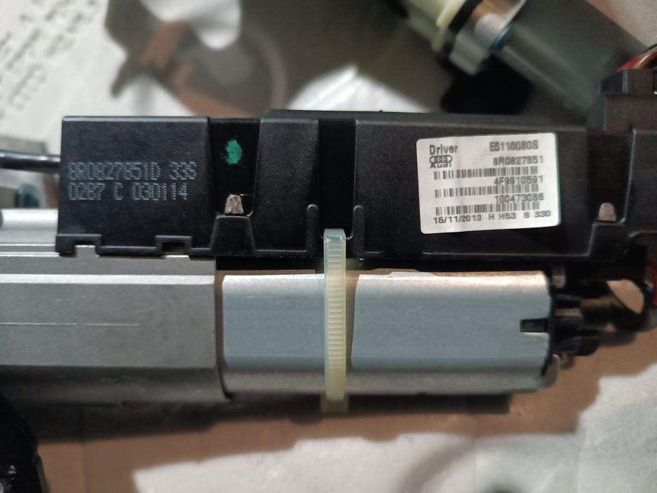 Audi Q5 8R 14 рік електро привід багажника петлі моторчик розборка