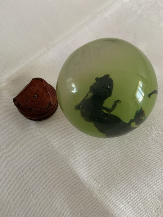 Скляний шар на підставці. Сувенір