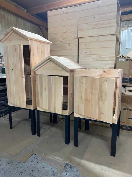 Wędzarnia z drewna olchowego  z drzwiczkami  i kominkiem