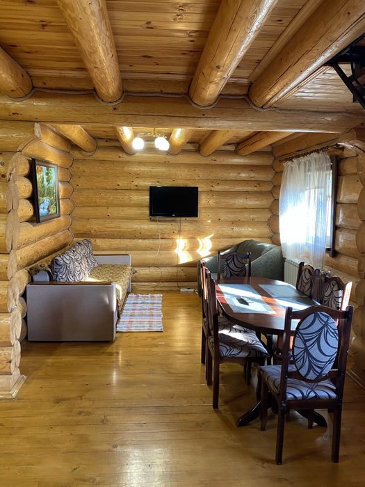 Здають деревʼяні двоповерхові будинки з кухнею