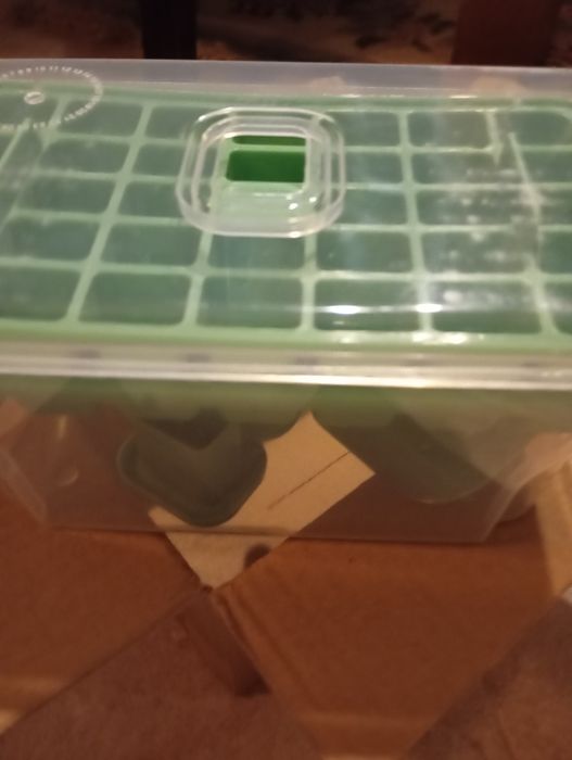 Caixa para fazer gelo (nova)