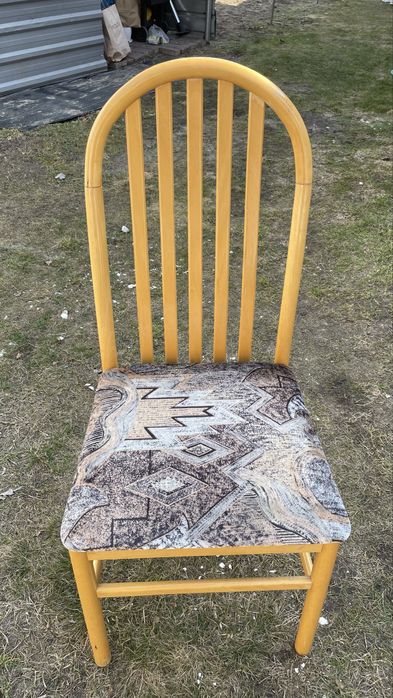 Krzesła z drewnianym oparciem