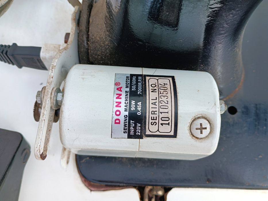 Máquina de costura a funcionar perfeitamente.
Manual, com adaptador mecânico elétrico.