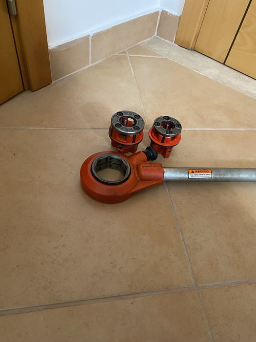 Tarraxa Manual de Catraca RIDGID 11-R com Cabeças 1/2" e 3/8"