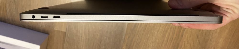 MacBook Pro 16-inch (Core i7 / 16GB / 512GB / Radeon 5300M)