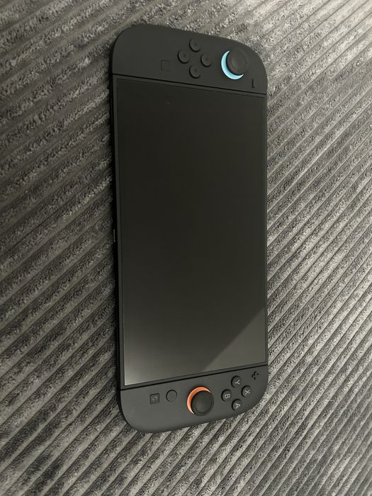 Konsola NINTENDO Switch 2 w zestawie z pokrowcem.