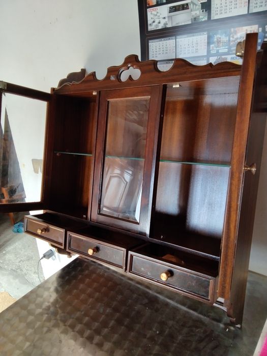 Louceiro com portas de vidro e gavetas
