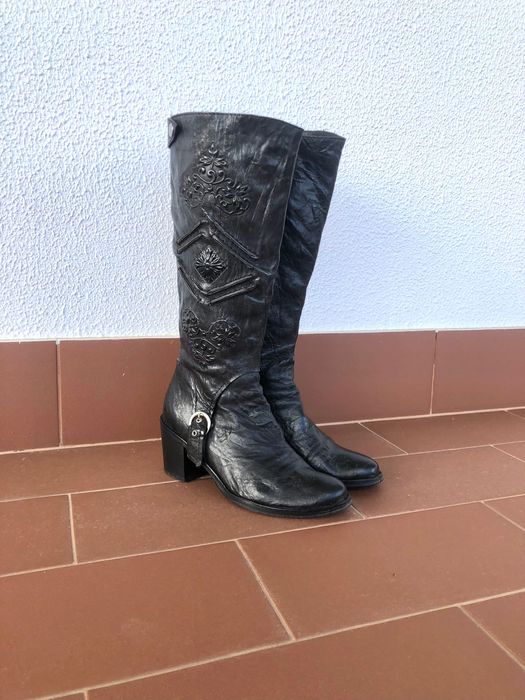 Botas pretas Helsar 100% pele c/ padrão de relevo