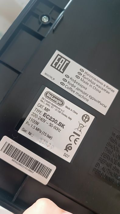 Ekspres do kawy ciśnieniowy DeLonghi EC230.BK