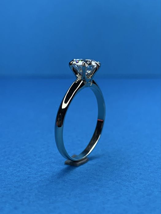 Каблучка в білому золоті з діамантом в стилі Tiffany Setting