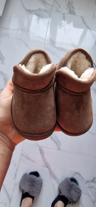 Продам нові дитячі  уггі