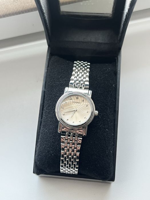 Жіночі круглі наручні годинник Sekonda