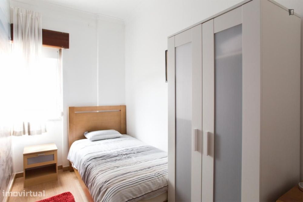 Quarto - localizado em Pontinha Lisbon