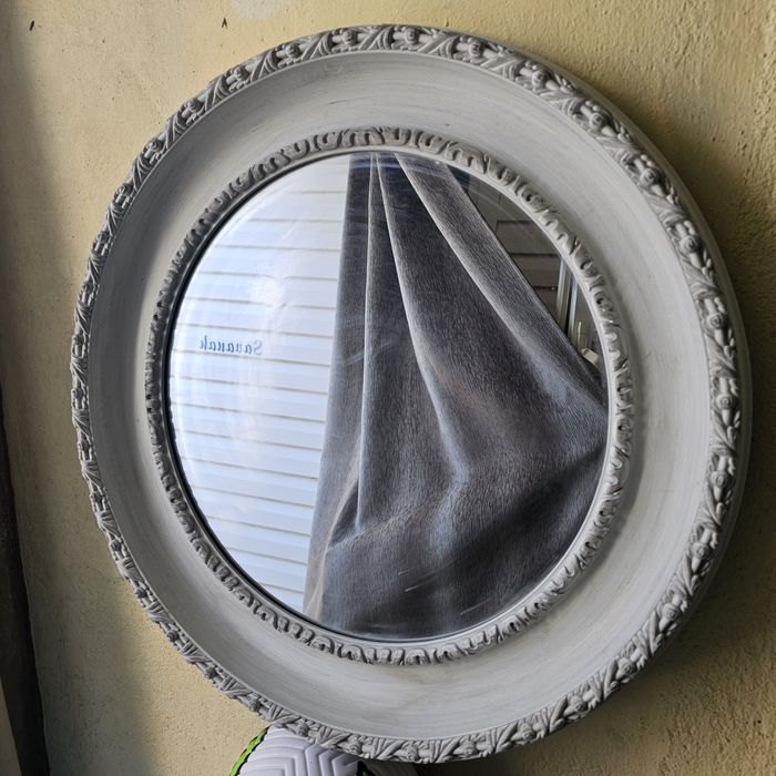 Espelho com moldura trabalhada