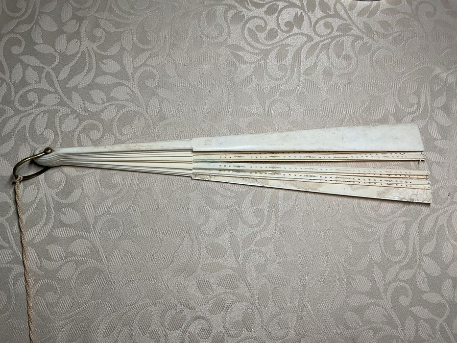 Antigo leque com base em osso para ser recuperado