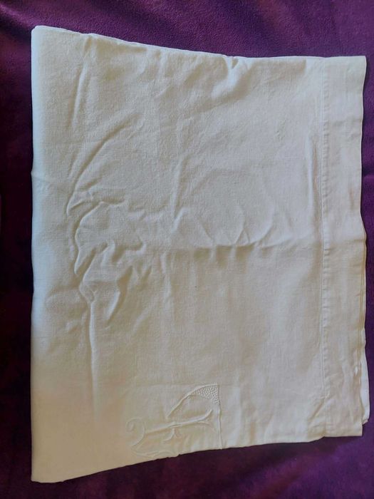 Vendo lençol antigo em linho com monograma bordado. Mede 2,60x3,20M 150€