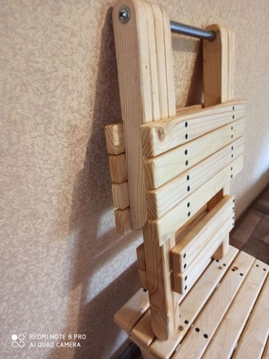 Складний стілець, міцний та зручний.