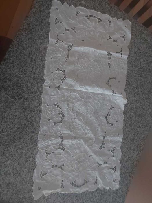 Caminho de Mesa em Bordado Branco
