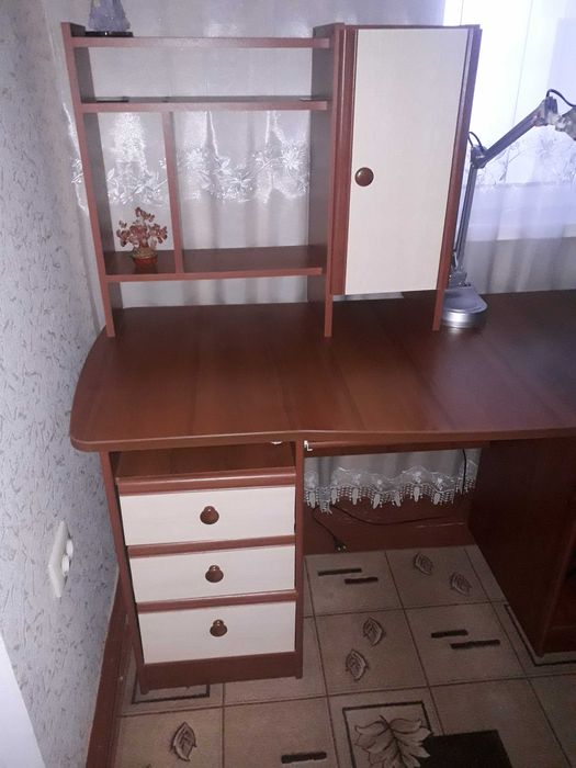 Стіл комп'ютерний