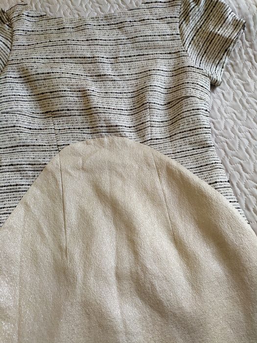 Błyszczącą złota sukienka wycięte plecy