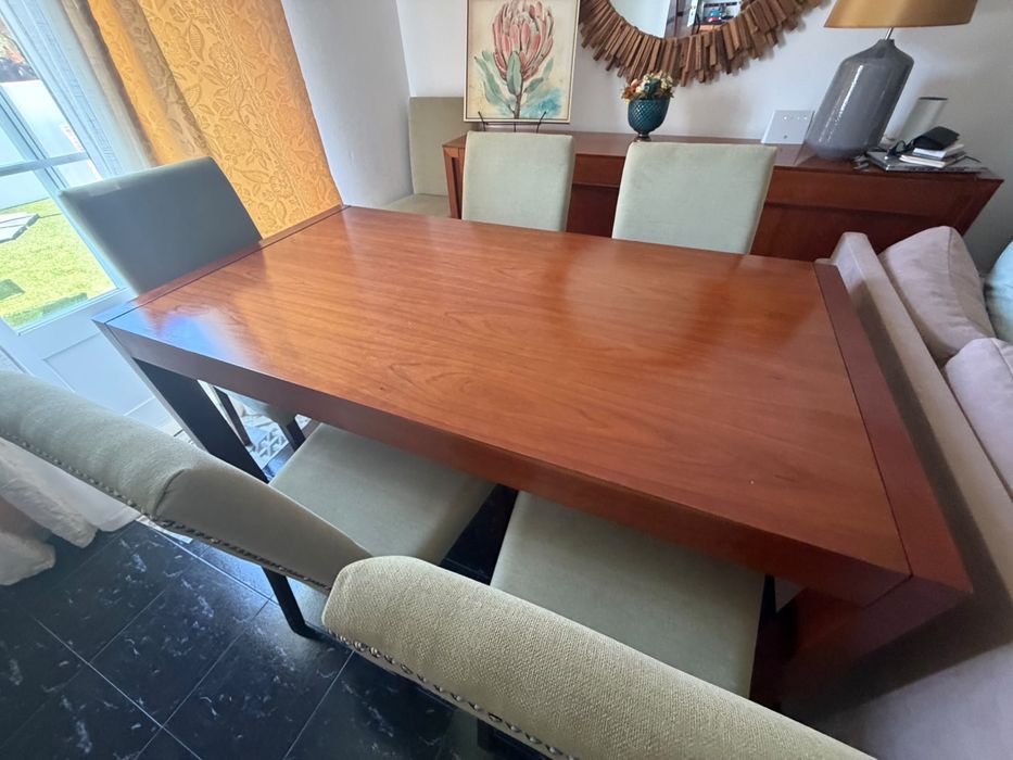 Mesa de sala de jantar e cadeiras