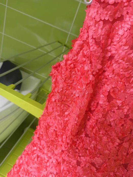 Śliczna malinowa sukienka dla dziewczynki