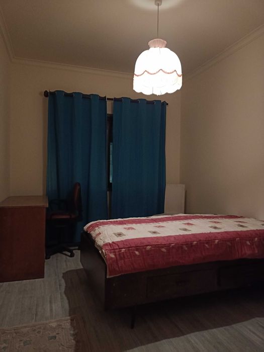 Quarto espaçoso, mobilado e bem localizado.