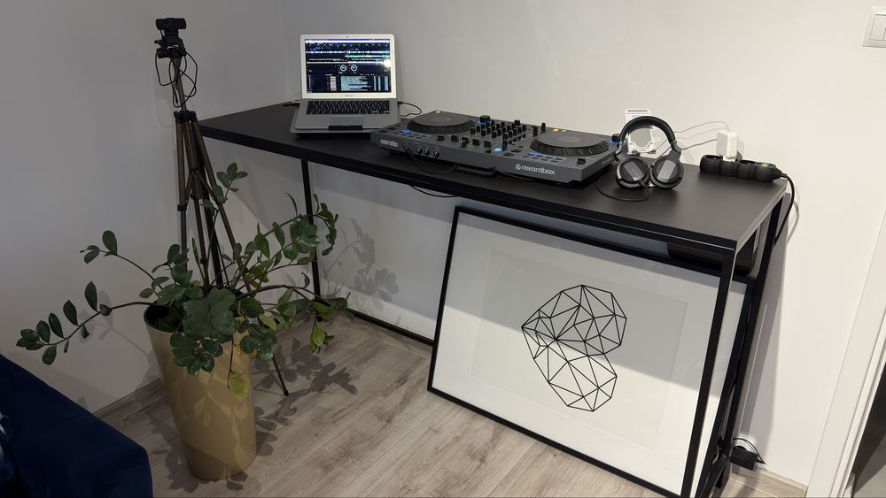 Zestaw DJ gotowy do grania. Konsola, laptop, sluchawki, ława, przewody