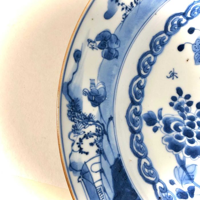 Prato de porcelana chinesa antiga, c. 1720, período Kangxi, com pavão