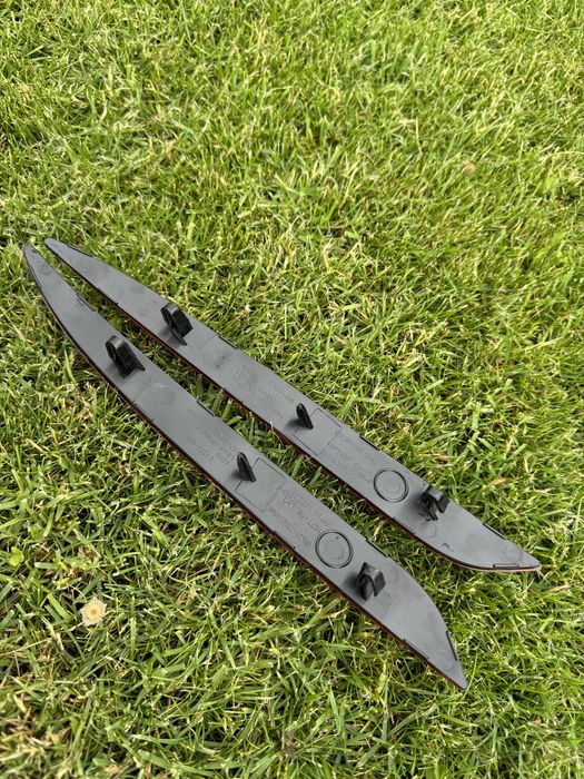 Відбивач (катафот) заднього бампера Tesla M3/МУ - 1077407-00-F,