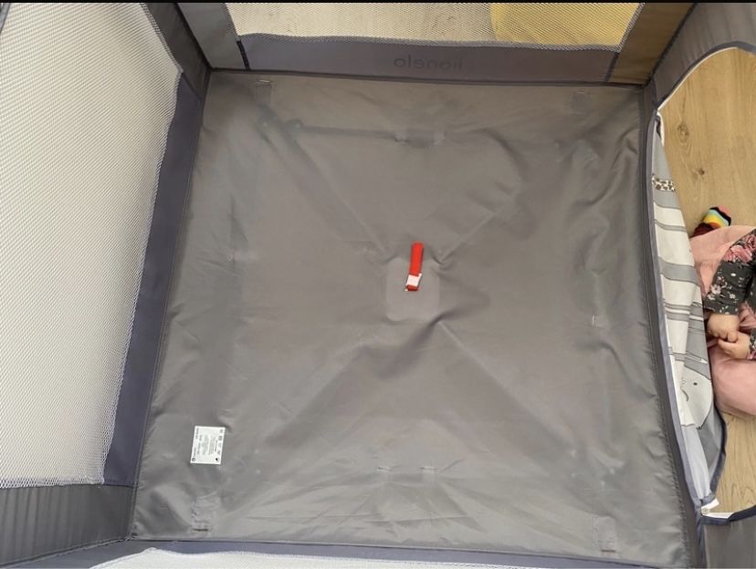 Łóżeczko turystyczne Lionel, z materacem dosatkowym stan idealny