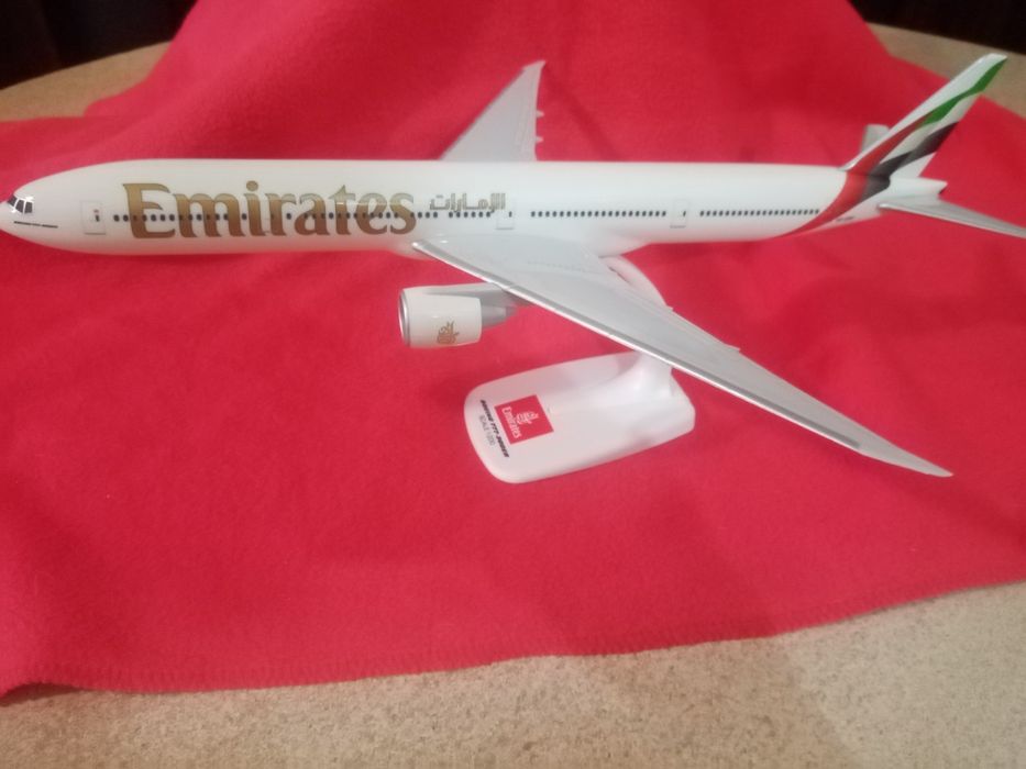 Avião modelo Emirates Boeing 777-300ER
