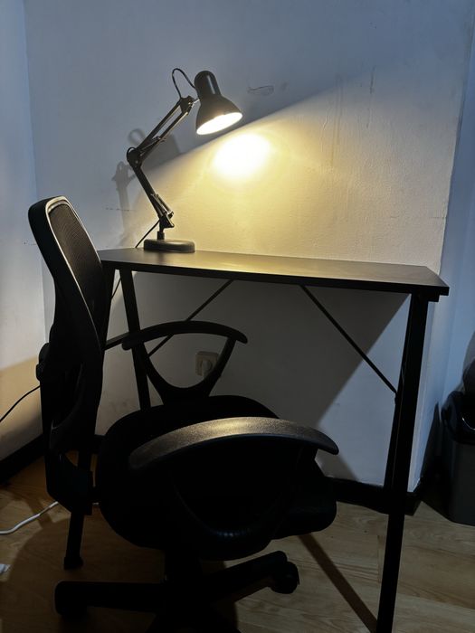 Secretaria com cadeira e candeeiro