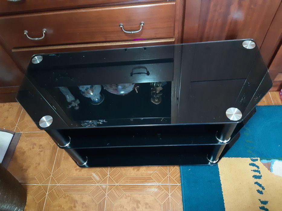 Mesa em vidro preto