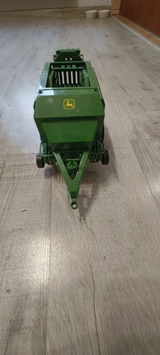 Prasa John Deere bruder