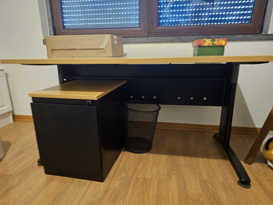 Secretária com módulo de gavetas