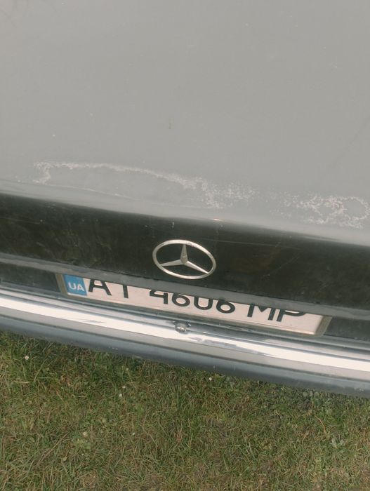 Автомобіль 124 мерседеса