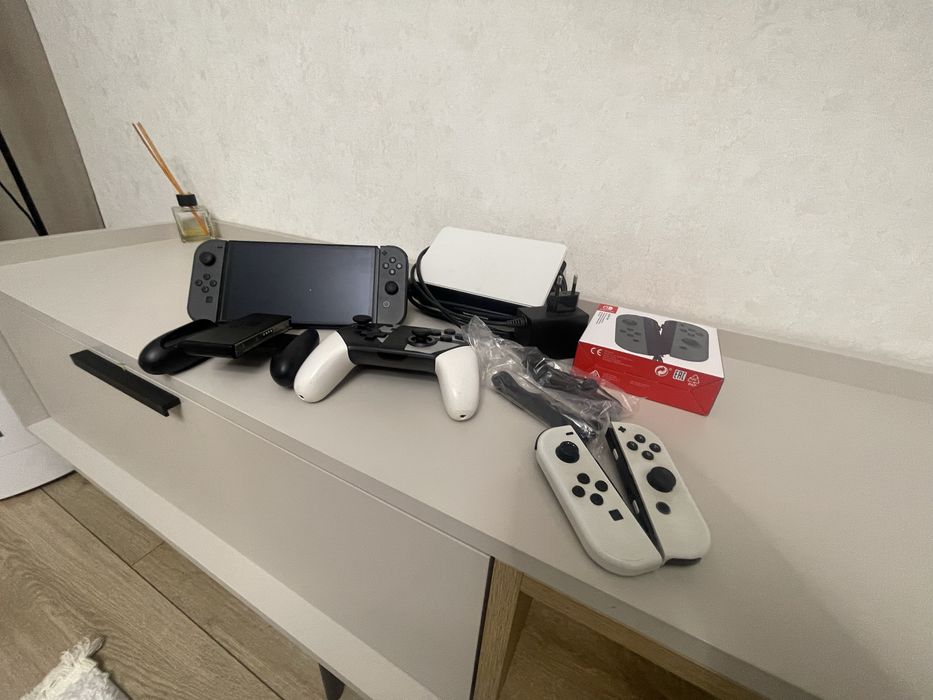 Nintendo Switch Oled +контролери joy-con,білі в подарунок,торг