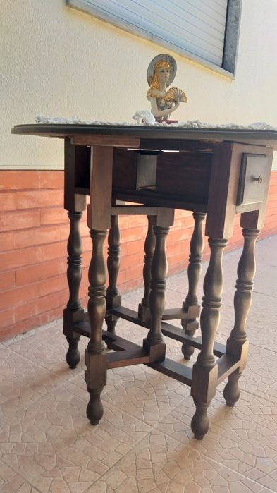 Mesa antiga desdobrável