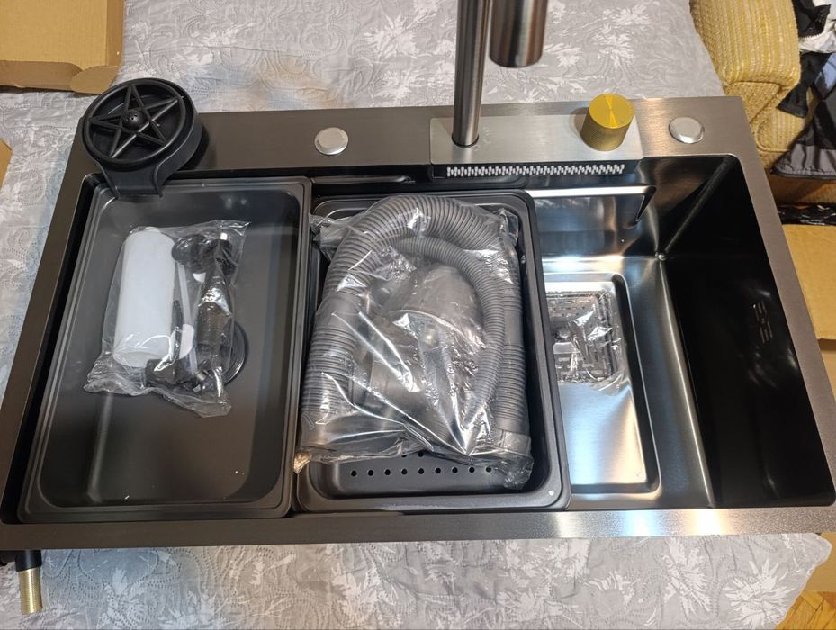 Кухонна мийка зі змішувачем та системою «Водоспад» — товар в наявності