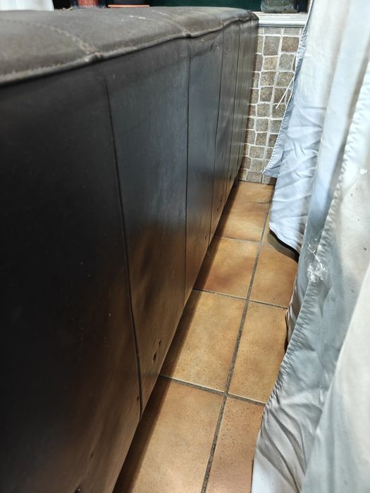 Sofá de couro com sinais de uso