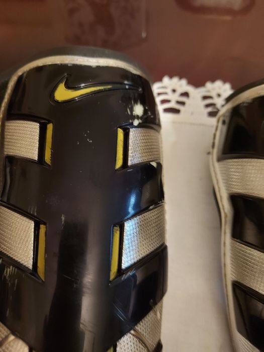 Caneleiras da Nike - Tam° M. Pretas, Patreadas e Amarelo.