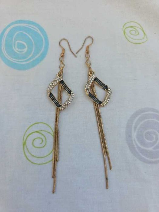 Brincos dourados e pretos com brilhantes