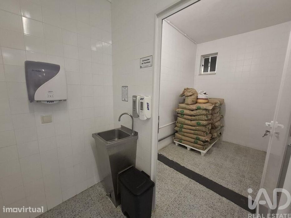 Loja / Estabelecimento Comercial em Vila Real de 300,00 m2